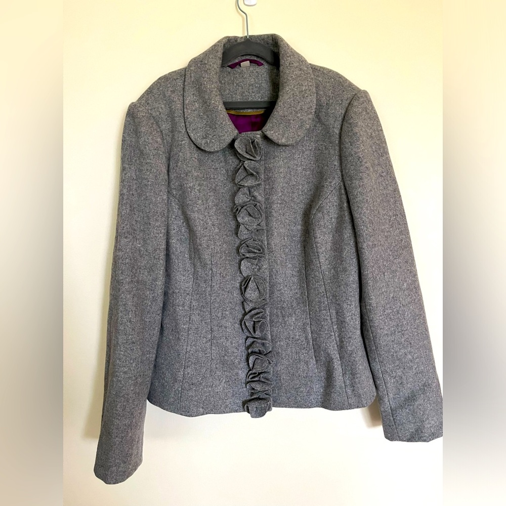 Boden Gray SoHo Wool Ruffle Front Felt Covered Snap Buttons Short Size 8
